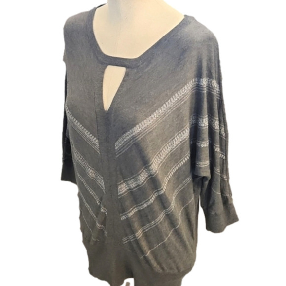 WOMENS New York & Co gray with silver cut out quarter sleeve top size Medium. - Picture 7 of 15